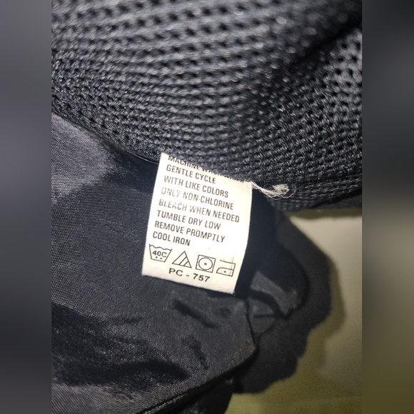 IZOD sizeM Black Men's Pull Over Wind Breaker. Fully Lined in Mesh Material. - Picture 3 of 16